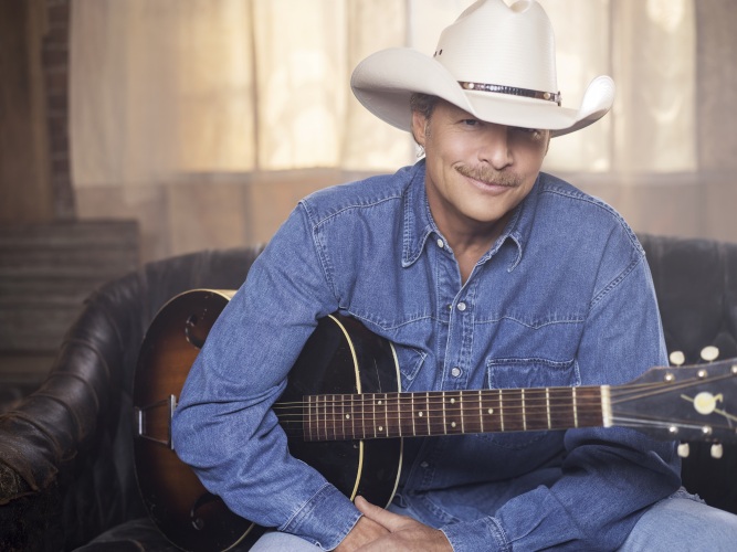 Alan_Jackson_2011_0385_2-667x500